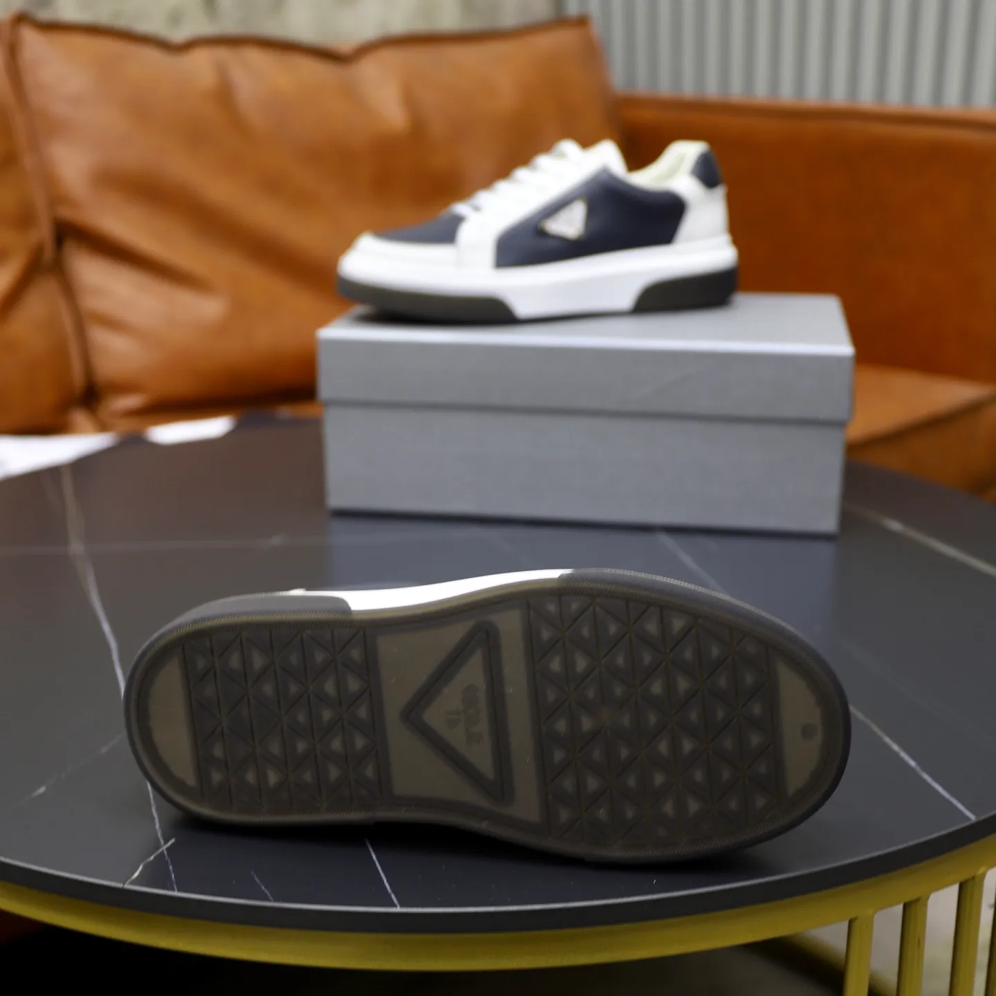 Factory price: 720💰Top original order Brand: PRADA (Prada) Standard code: Men's size 38/44 (45 can be customized) Grade: Same as the official website Material: Original cowhide stitching imported cowhide lining Original combination two-color wear-resistant soft outsole Style category: Leisure and sports version Young fashion European and American trend British style Color: Actual picture color